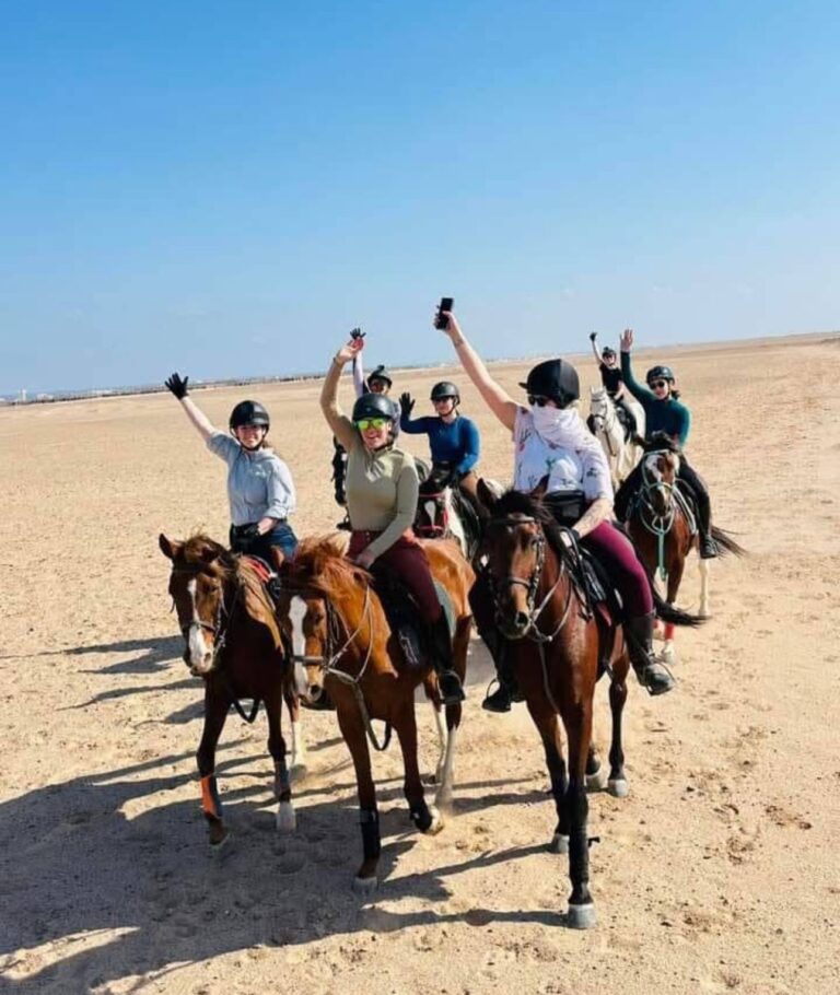 Reitergruppe in der Wüste bei Hurghada