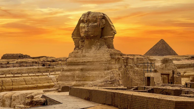 Sphinx und Pyramiden von Gizeh bei Sonnenuntergang