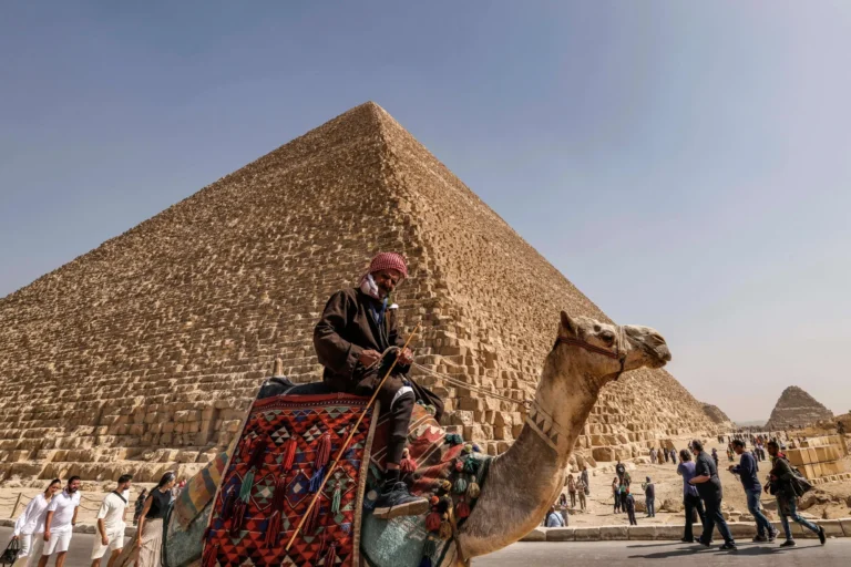 Kamelreiter vor der Pyramide in Gizeh