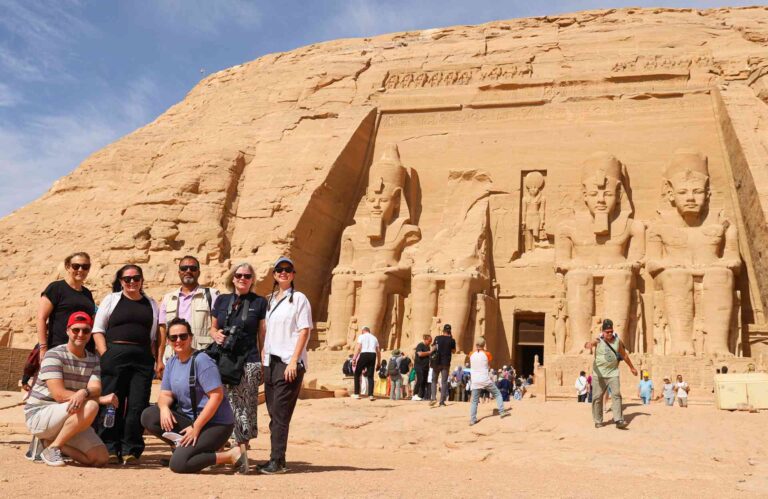 Reisegruppe vor dem Tempel von Abu Simbel