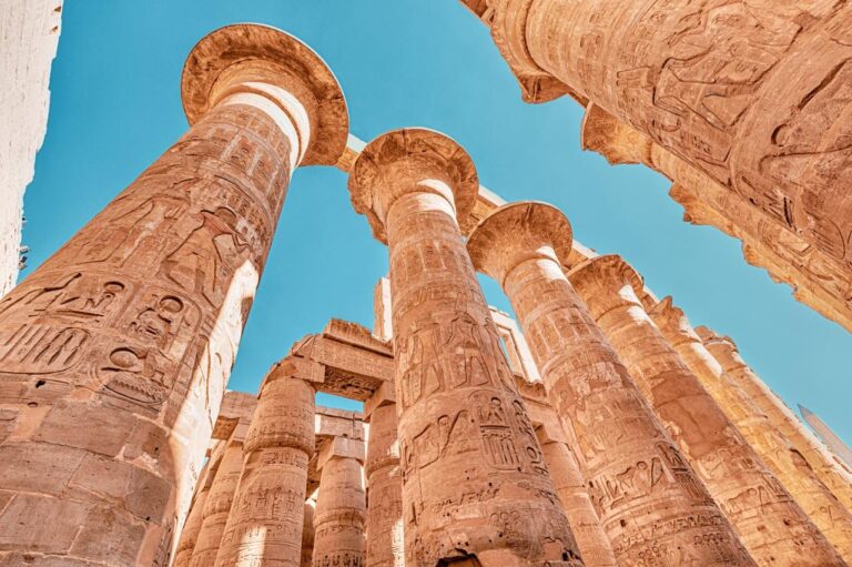 Säulen mit Farbresten in einem Tempel in Luxor