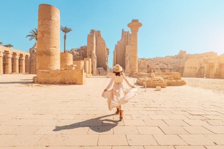 Urlauberin im Luxor-Tempel
