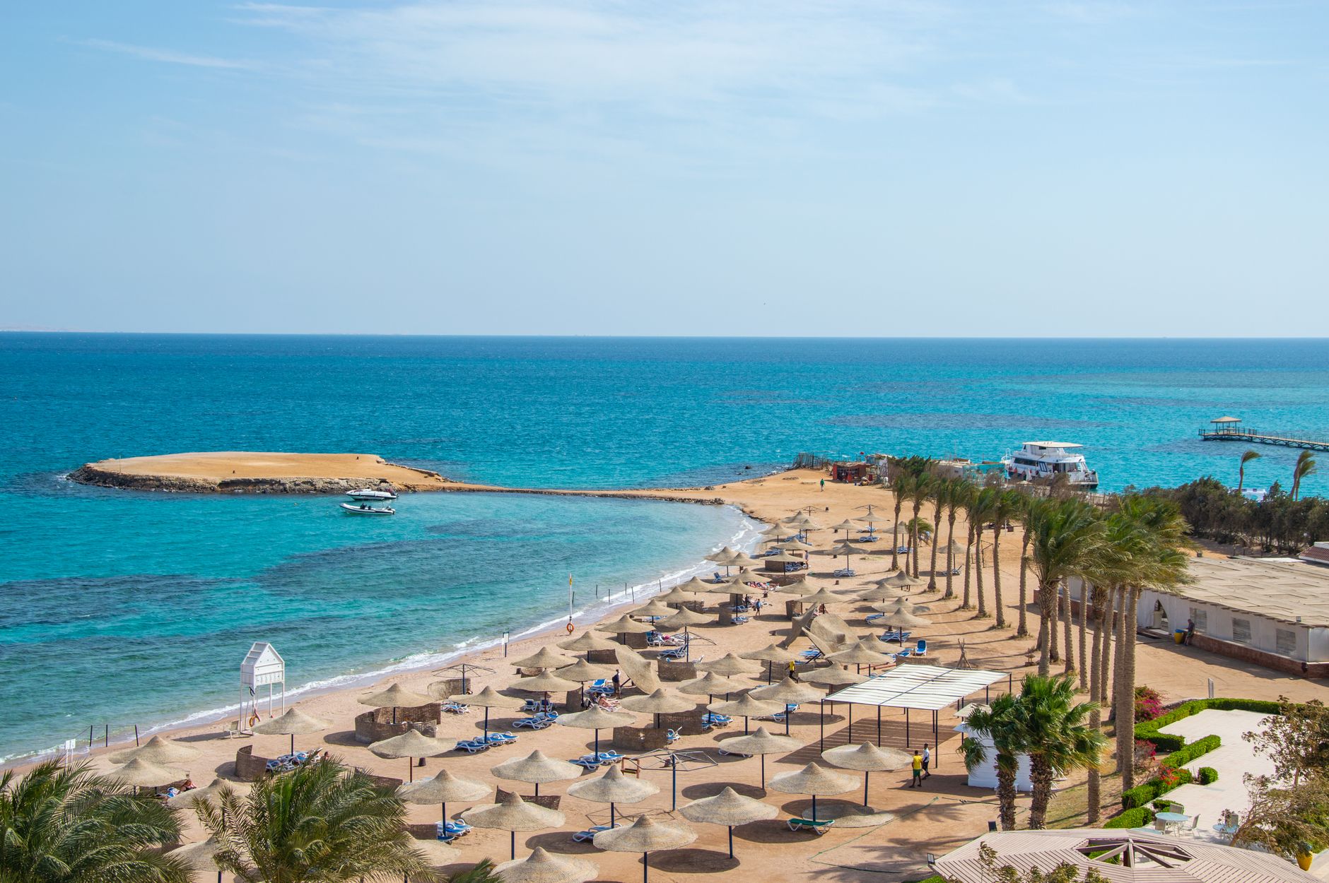 Weißer Sandstrand von Mahmya Beach mit kristallklarem türkisem Wasser