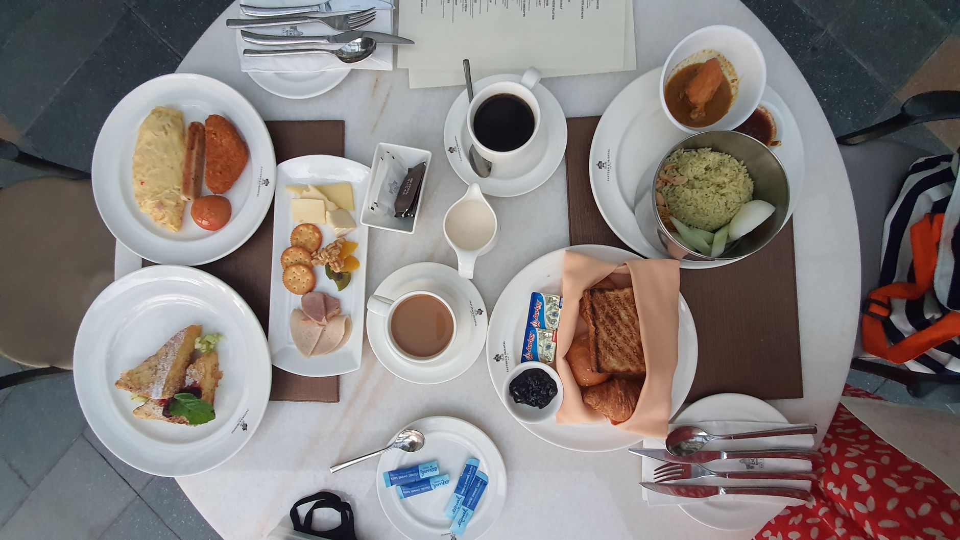 Mittagessen mit gesunden Gerichten und Salaten