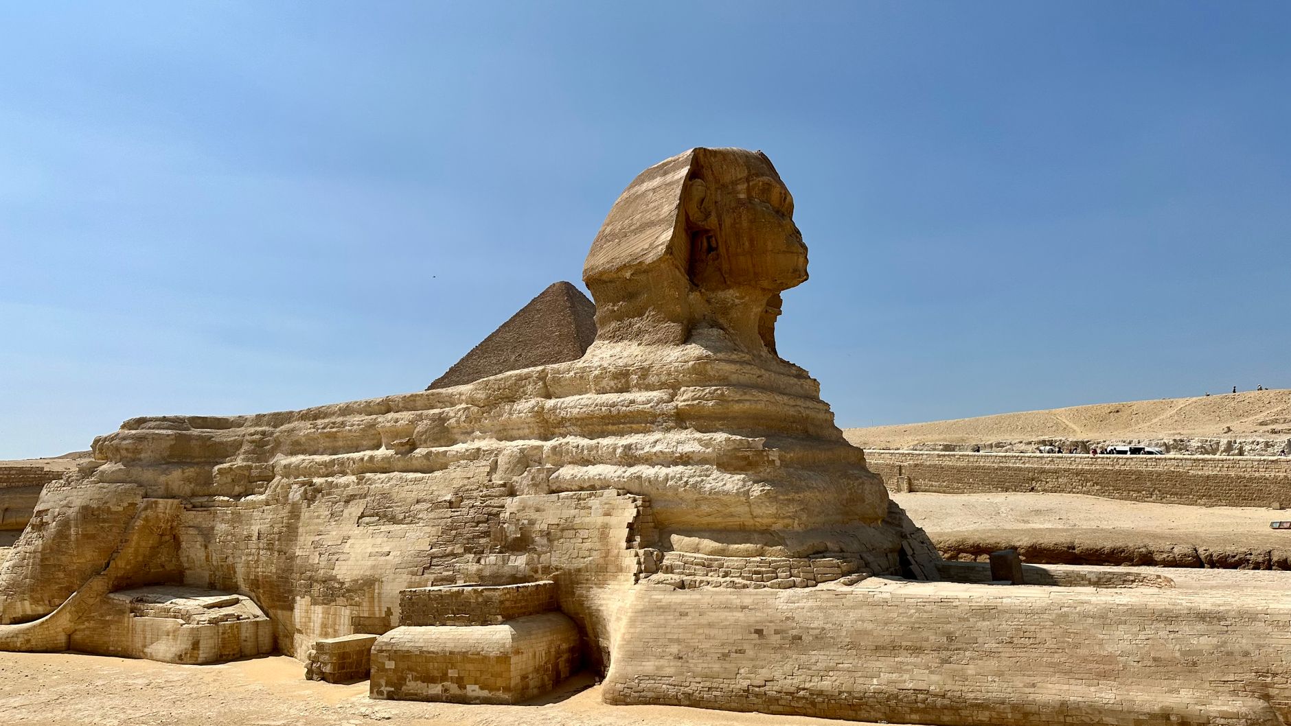 Kinder beim Kamelreiten vor der Sphinx in Kairo