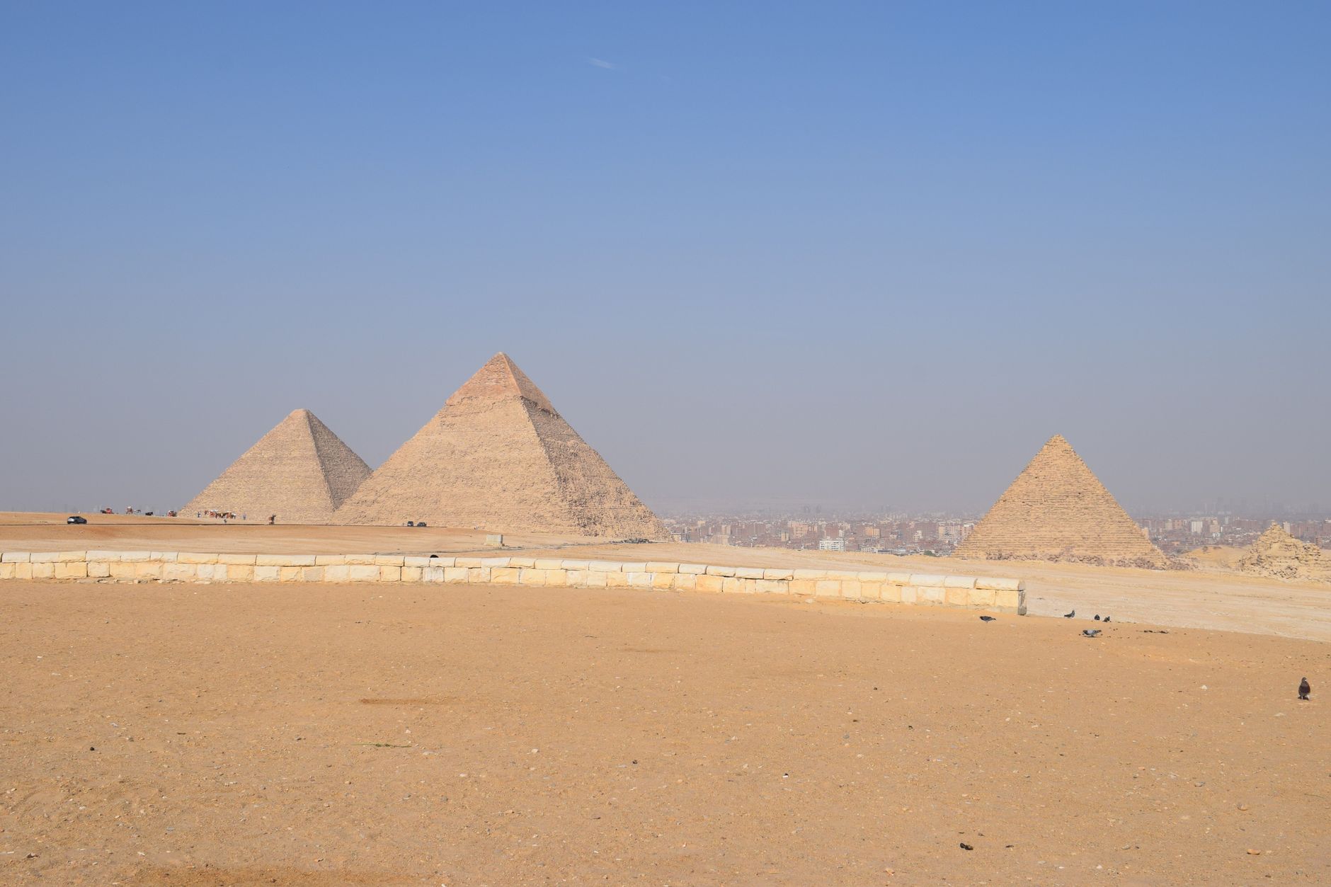 Familie blickt auf die Pyramiden von Gizeh beim Ausflug von Hurghada nach Kairo