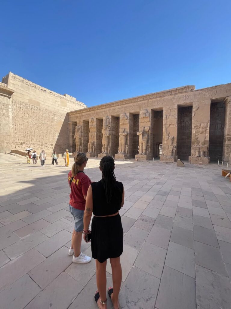Besucherinnen im Säulenhof eines Tempels in Luxor