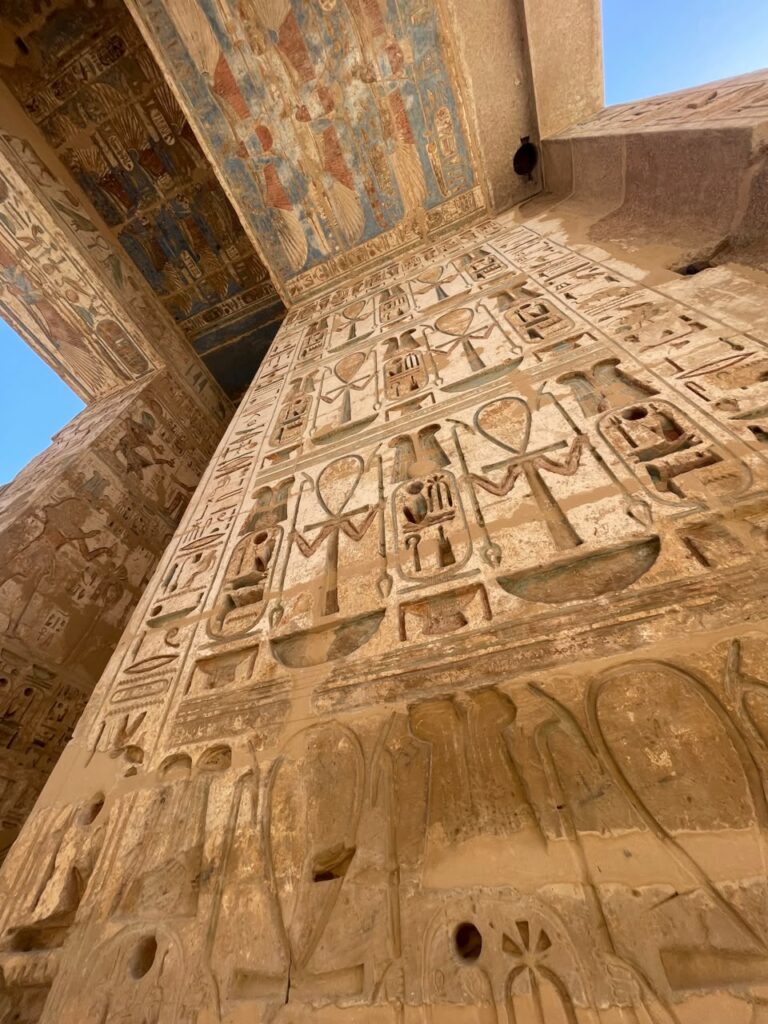 Reliefs mit Hieroglyphen an einer Tempelwand in Luxor