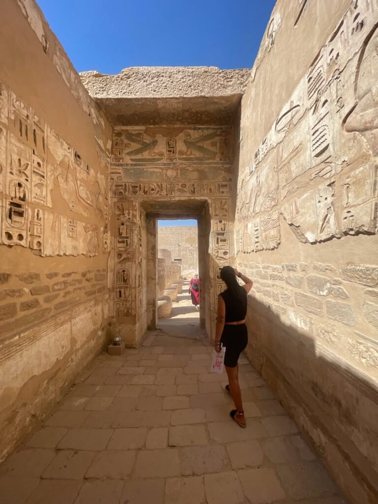 Tempeldurchgang mit Reliefs in Luxor