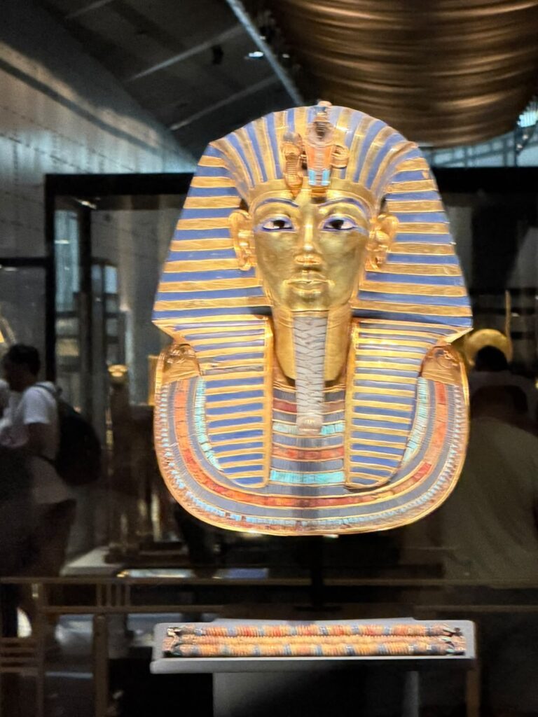 Goldmaske des Tutanchamun im Grand Egyptian Museum in Kairo