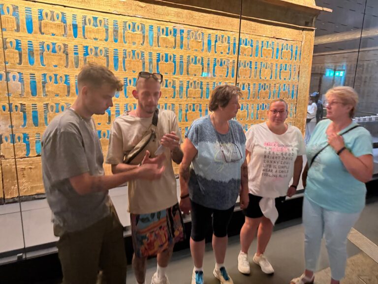 Reisegruppe mit Reiseleiter im Museum in Kairo