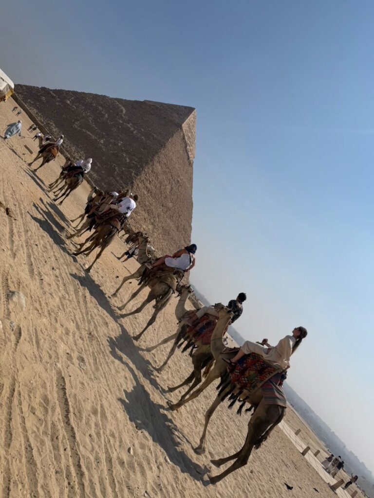 Kamelreiter an einer Pyramide in Gizeh