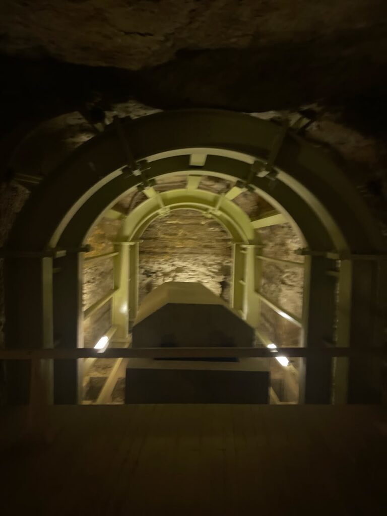 Beleuchteter Gang im Serapeum von Sakkara