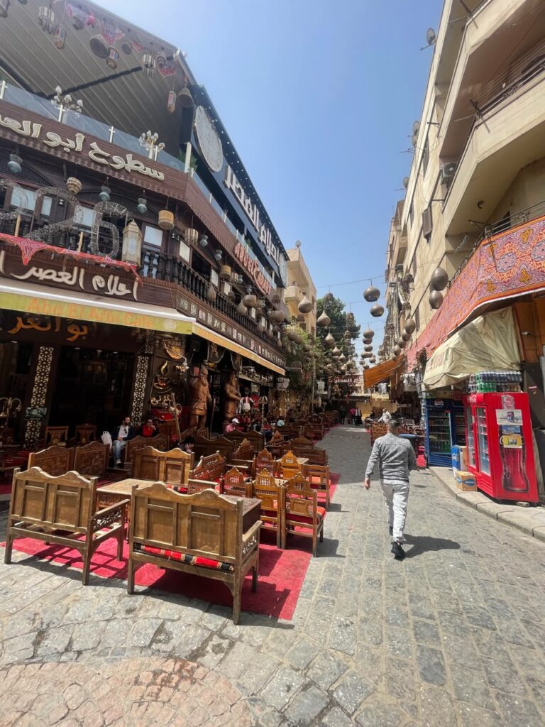 Café und Läden in der Altstadt von Kairo