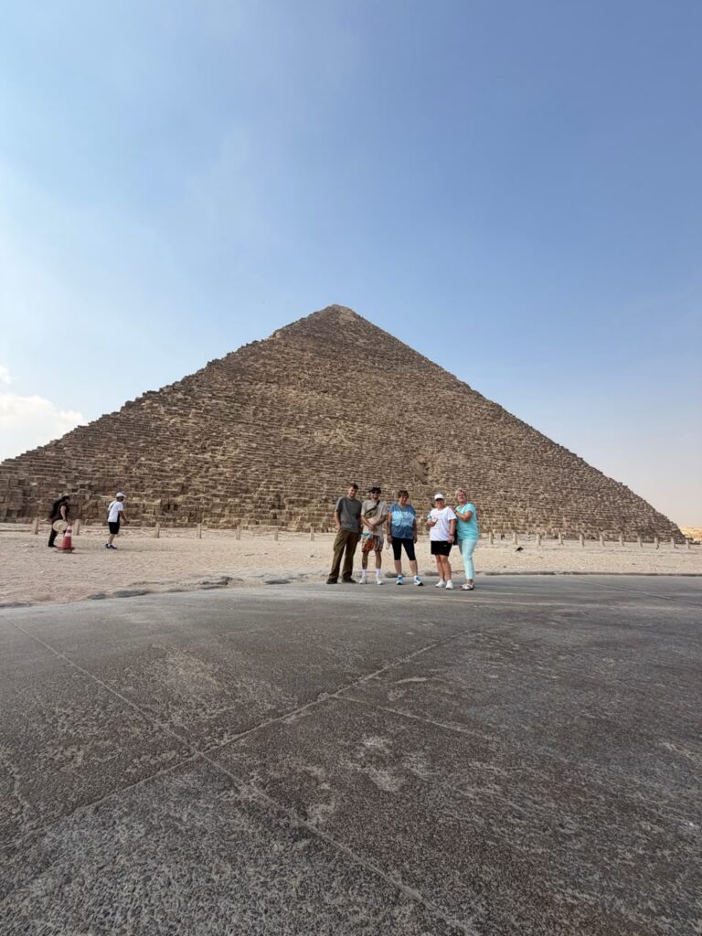 Besucher vor der Cheops-Pyramide in Gizeh