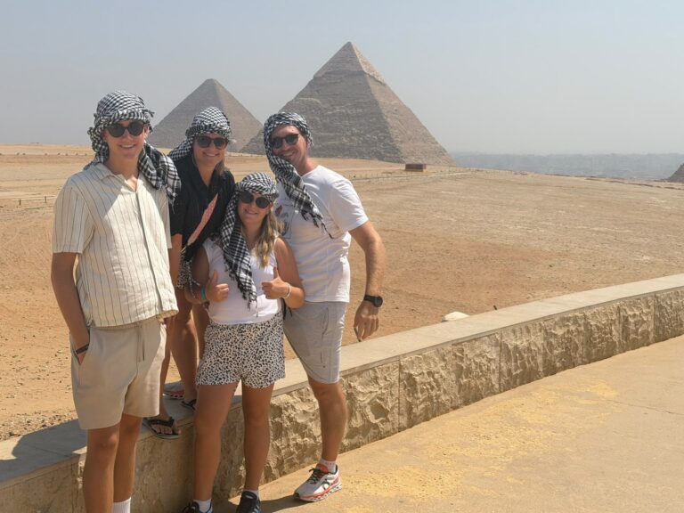 Urlauber vor den Pyramiden von Gizeh – Kairo mit dem Flugzeug