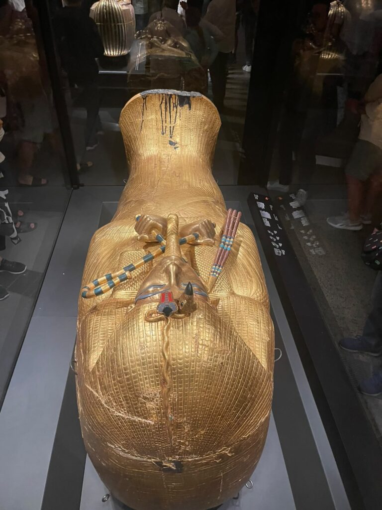 Goldener Sarg im Grand Egyptian Museum in Kairo