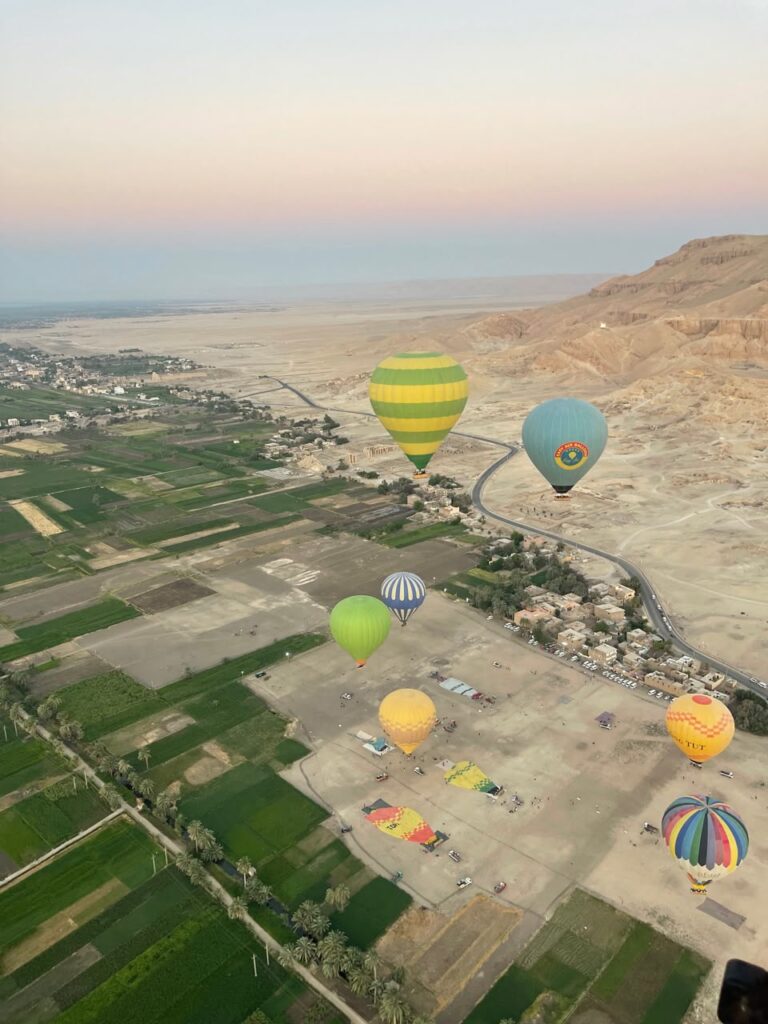 Heißluftballons über den Feldern am Westufer von Luxor