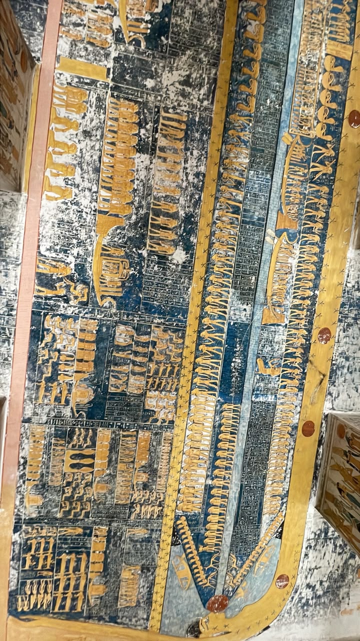 Farbige Wandmalereien in einem Grab in Luxor