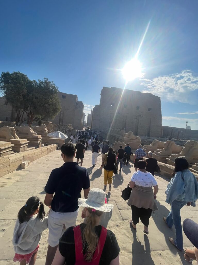 Sphinxallee vor einem Tempel in Luxor