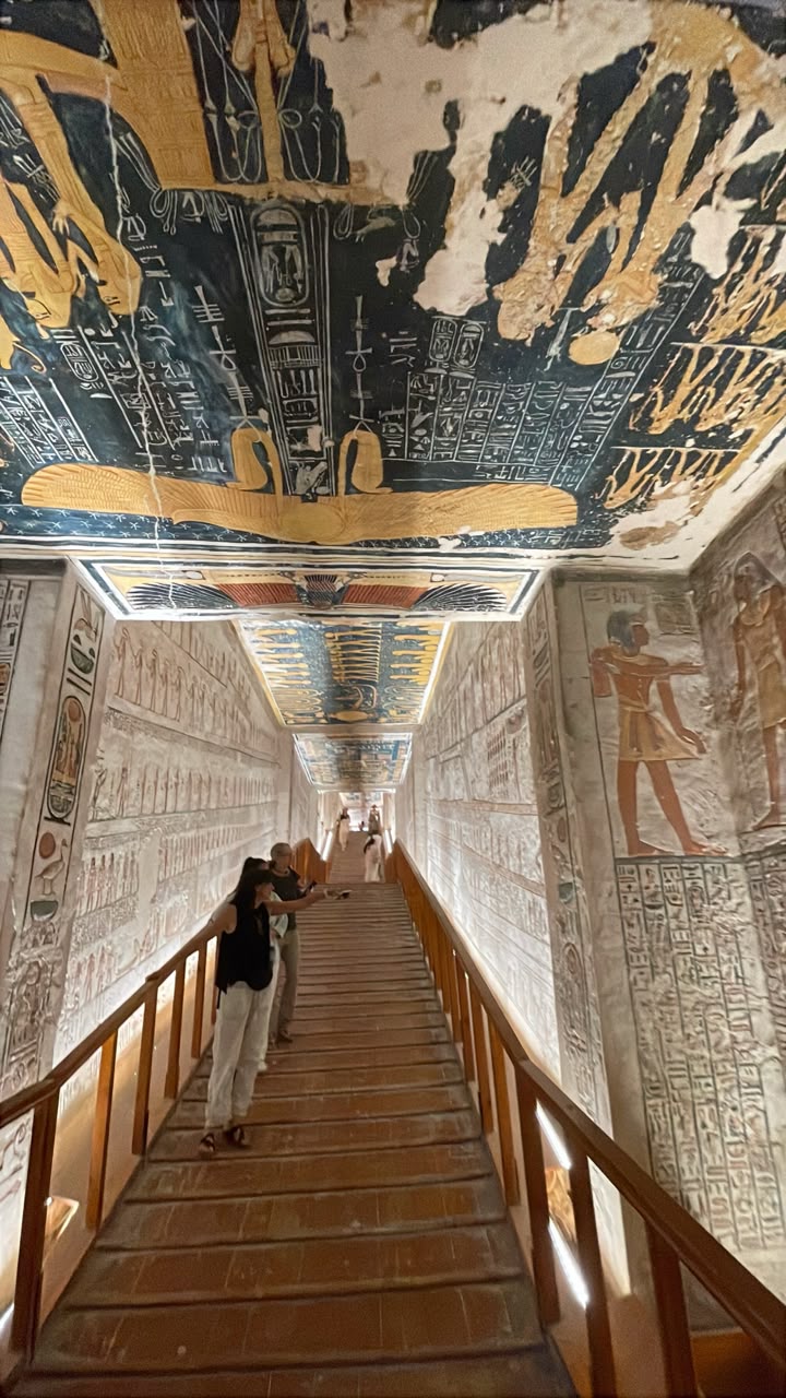 Farbige Wandmalereien in einem Königsgrab in Luxor
