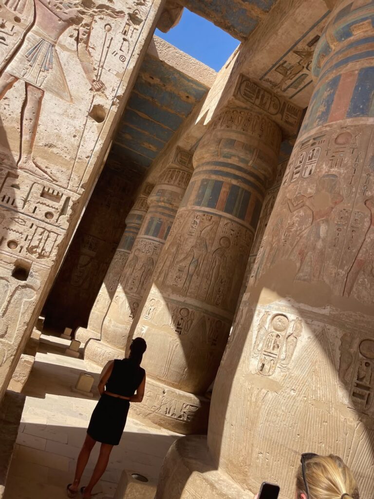 Tempelsäulen mit Hieroglyphen in Luxor