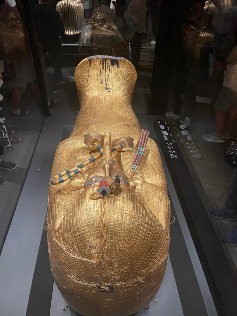 Goldener Sarg im Grand Egyptian Museum in Kairo