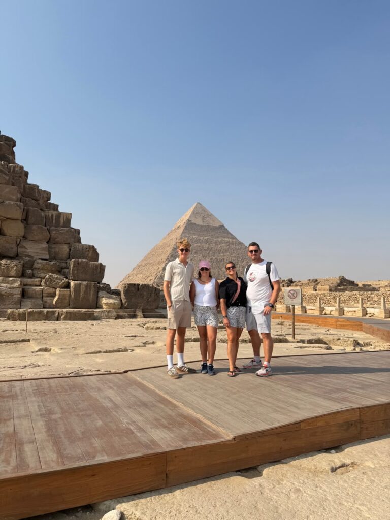 Familie vor den Pyramiden von Gizeh