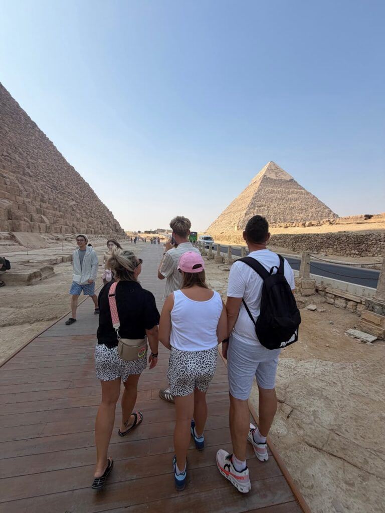 Reisegruppe vor den Pyramiden von Gizeh