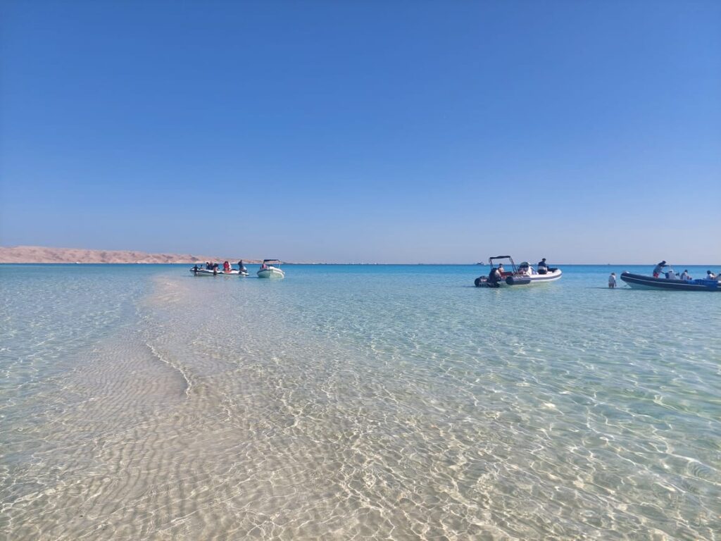 Sandbank von Abu Minqar bei Hurghada mit Speedbooten im flachen tuerkisfarbenen Wasser
