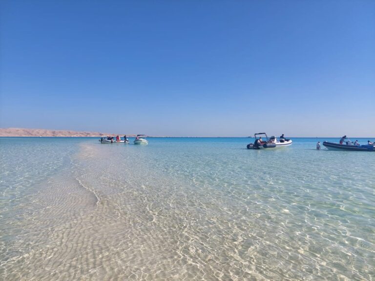 Sandbank von Abu Minqar bei Hurghada mit Speedbooten im flachen tuerkisfarbenen Wasser