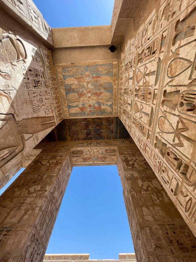 Lichthof mit Reliefs im Tempel von Medinet Habu