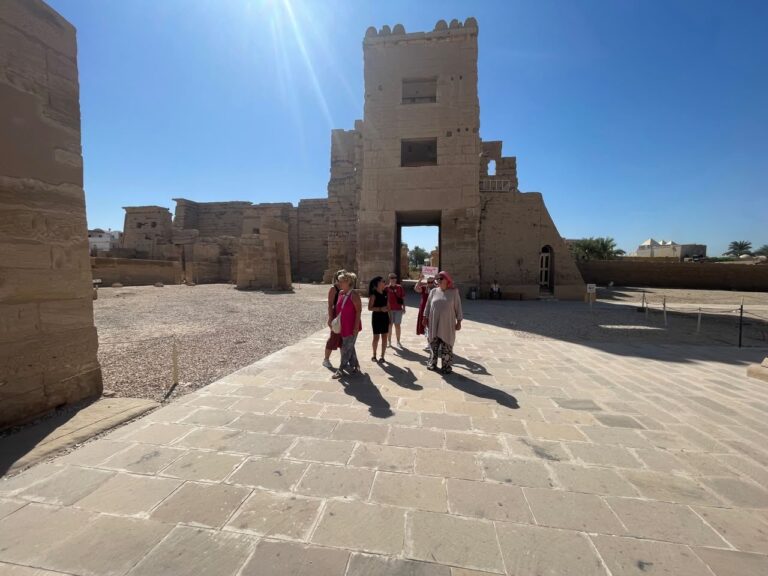 Migdol-Torbau am Eingang von Medinet Habu, Theben-West