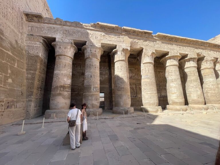 Säulenhof im Totentempel Ramses III. in Medinet Habu