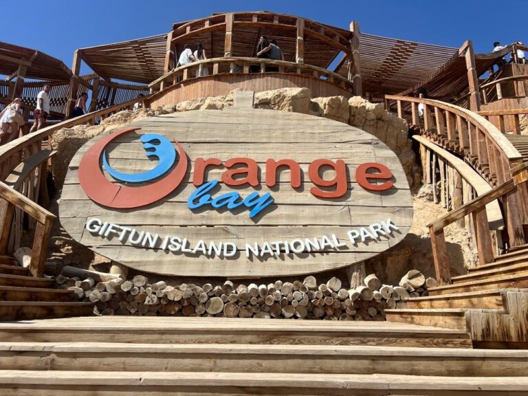 Holzschild Orange Bay Giftun Island National Park mit Treppe und Aussichtsplattform