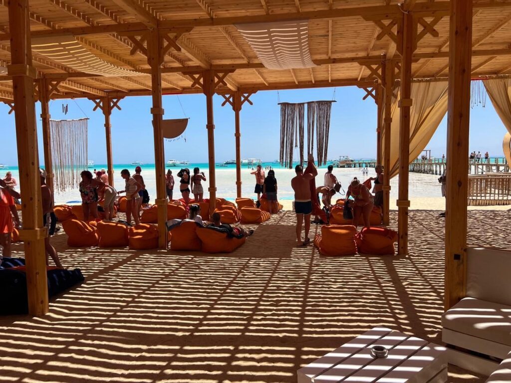 Ueberdachter Loungebereich mit Sitzsaecken am Strand der Orange Bay