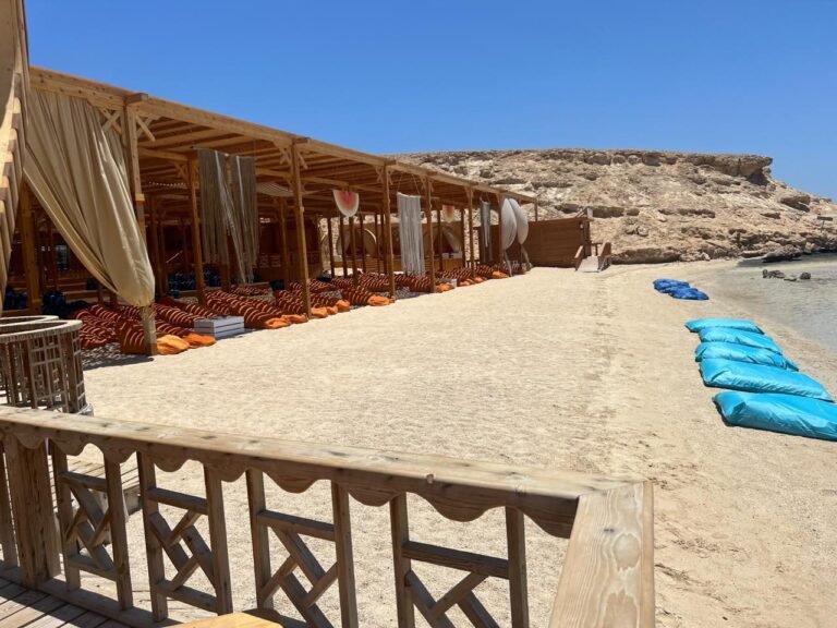 Langer ueberdachter Schattenbereich mit Sitzsaecken am Strand der Orange Bay