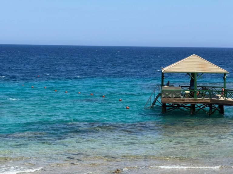 Steg mit Plattform ueber dem Riff am Roten Meer bei Hurghada