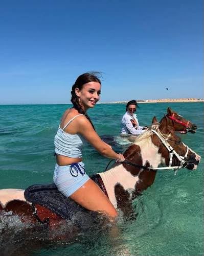 Reiterin mit Pferd im Meer bei Hurghada