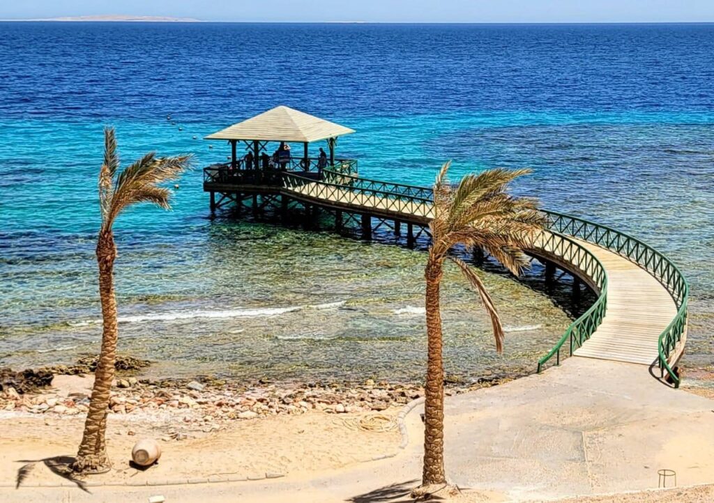 Holzsteg mit Pavillon ueber dem Hausriff am Roten Meer bei Hurghada