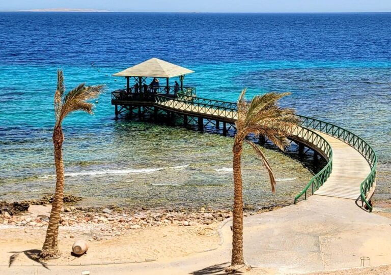 Holzsteg mit Pavillon ueber dem Hausriff am Roten Meer bei Hurghada